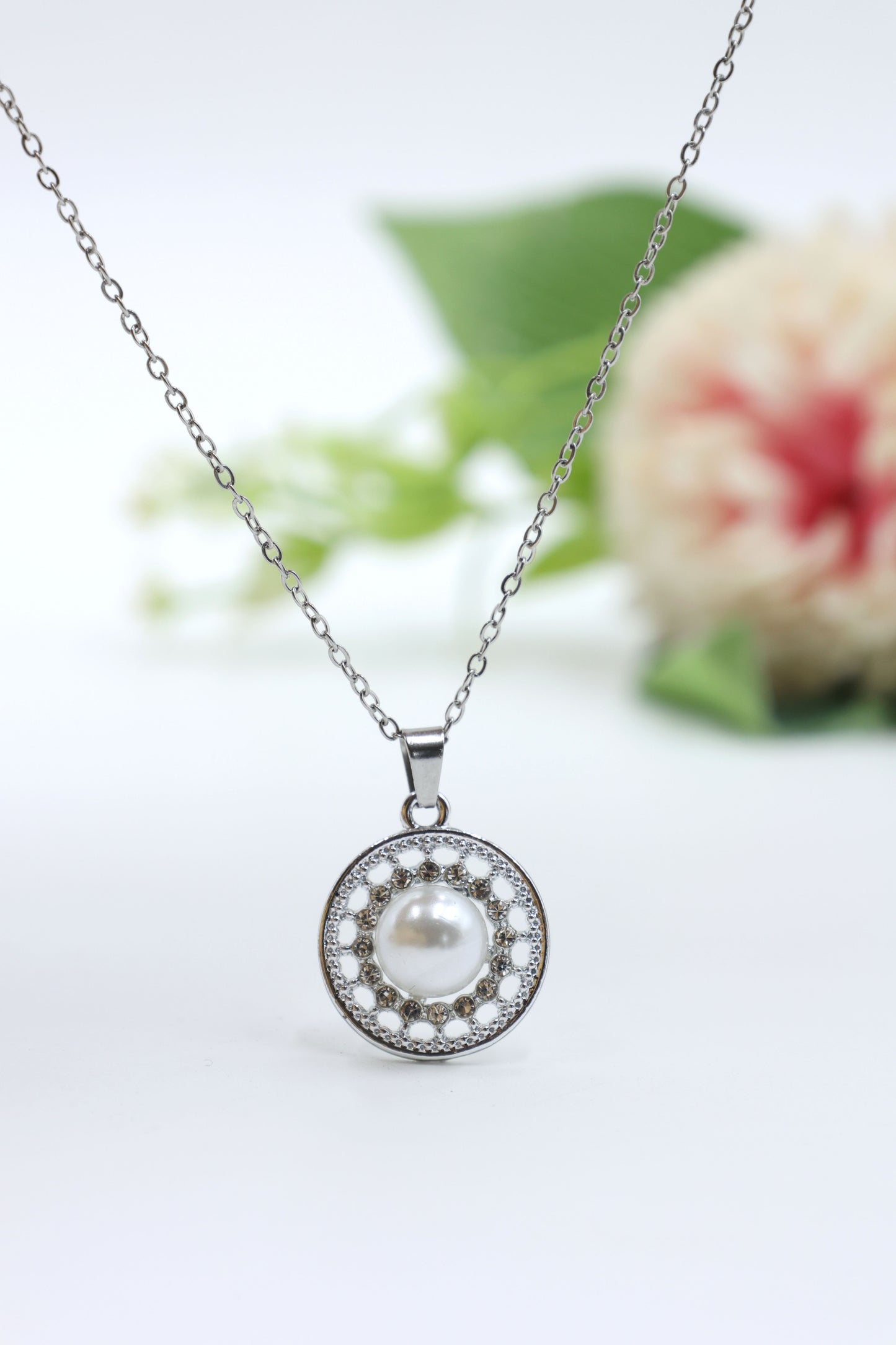 Classic Pearl Elegance Pendant Necklace