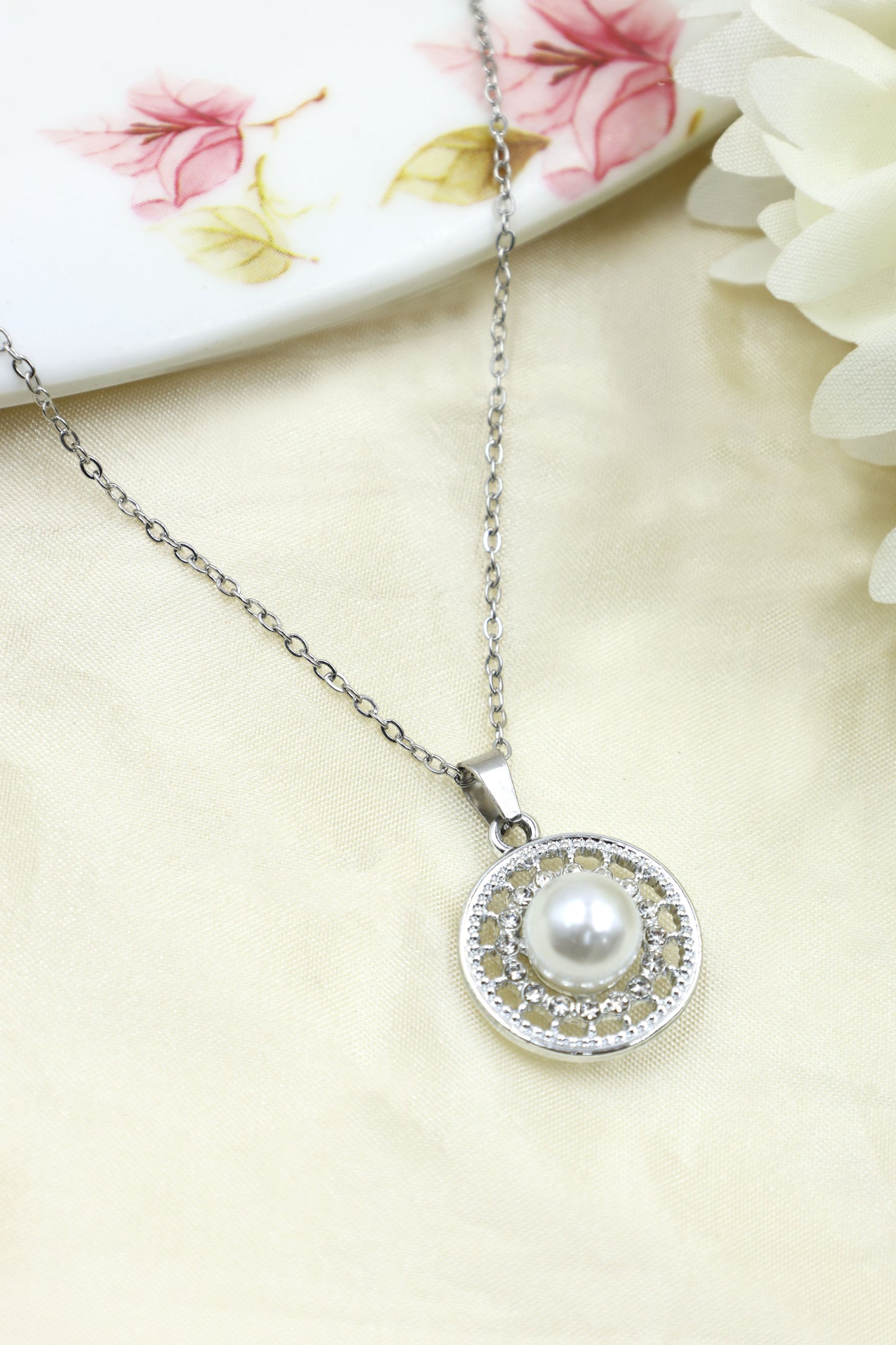 Classic Pearl Elegance Pendant Necklace