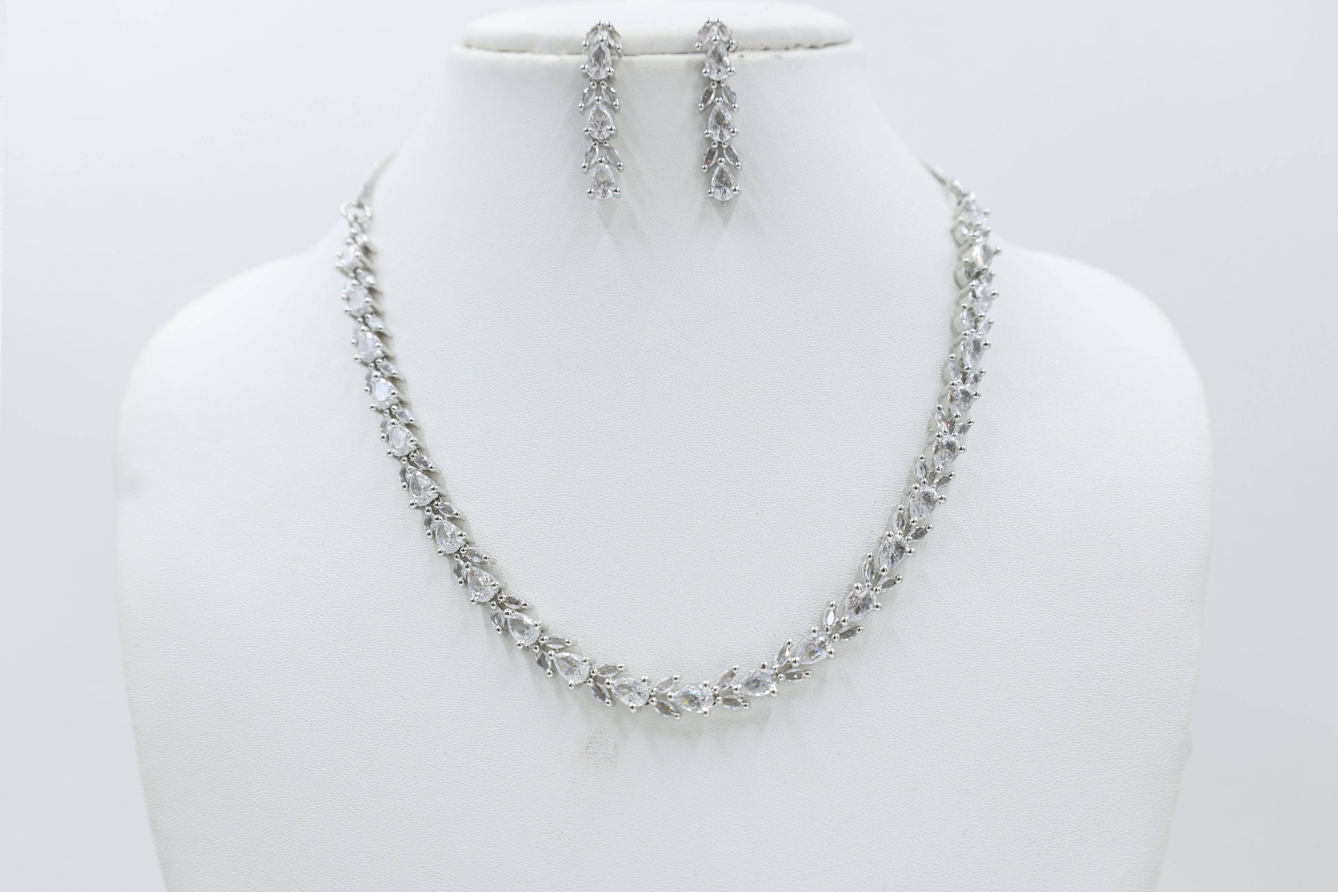 MywishTree Elegant Emerald American Diamond Necklace Set - Mywishtree